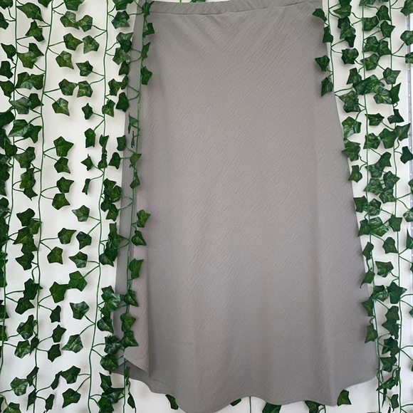 This is a long skirt  it’s a beautiful olive green in sizes M - Picture 2 of 5